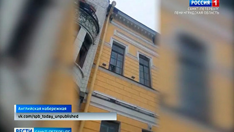 С дома №56 на Английской набережной упали куски штукатурки