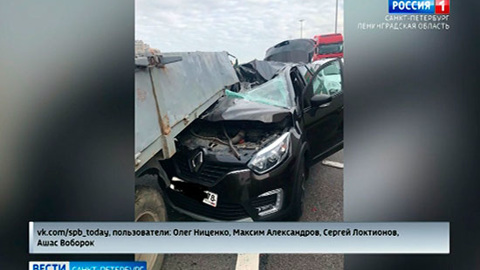 На КАД водитель иномарки пострадал после столкновения с эвакуатором