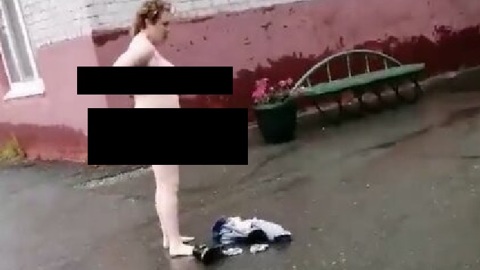 Обнаженный протест: на Ямале женщина полностью разделась перед поликлиникой