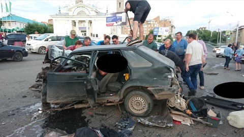 Момент массового ДТП с тремя погибшими в Уфе попал на видео