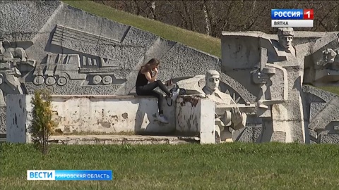 Школьница станцевала на мемориале павшим воинам в Кирове
