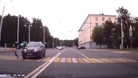 Зазевавшаяся женщина-водитель снесла мать с ребенком на переходе в Уфе. Видео