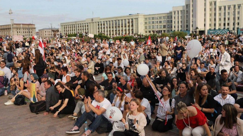 Минские протестующие сели на землю после прибытия спецтехники силовиков