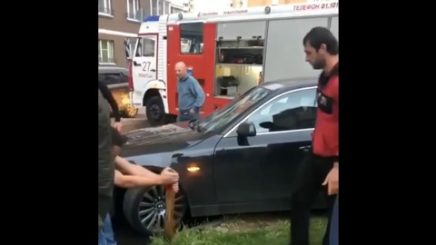 Жители Люберец вручную расчистили проезд для пожарных. Видео