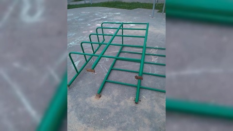 Лестница рухнула на маленького мальчика на детской площадке в Подмосковье