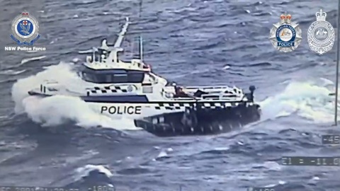 Появилось видео перехвата крупной партии кокаина в штормовом море