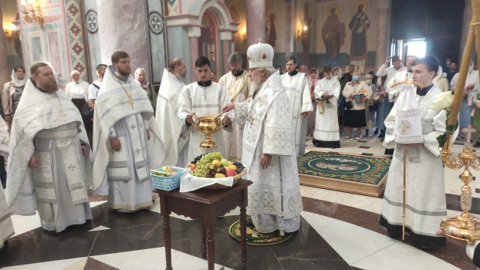 Православные верующие празднуют Преображение Господне