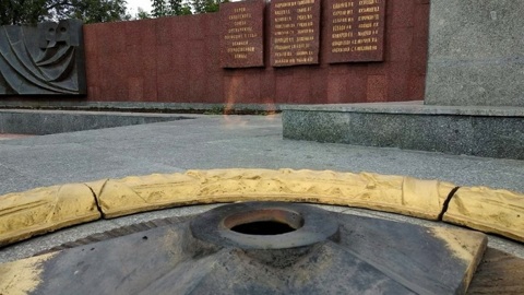 В Оренбурге подростки потушили Вечный Огонь