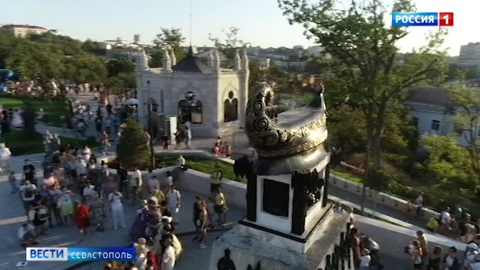 В Севастополе на Матросском бульваре споют и покажут кино