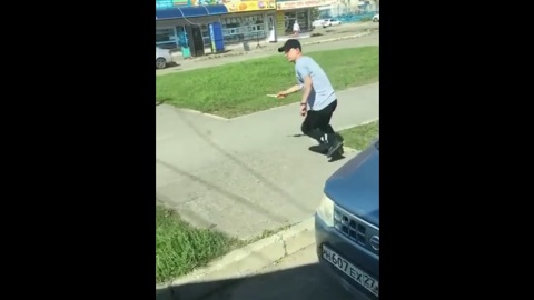 Обидчивый таксист с ножом гонялся за автобусом в Комсомольске-на-Амуре. Видео