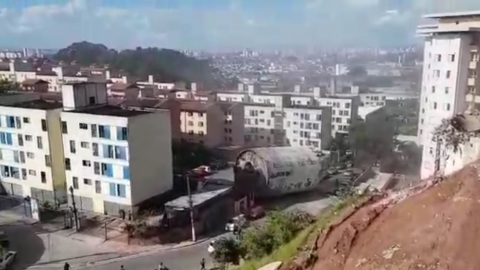 Водонапорная башня прокатилась по городской улице после попытки сноса. Видео