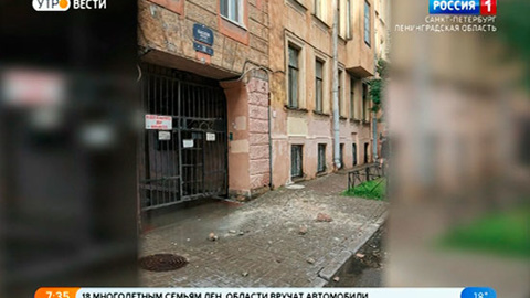 Кусок фасада старинного дома в Петербурге упал на автомобиль