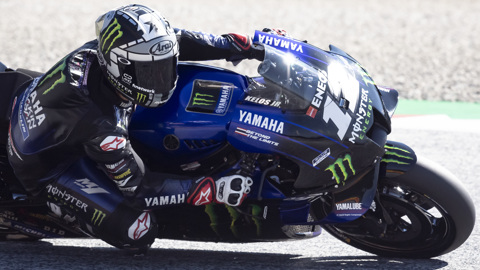 Пилот MotoGP избежал страшной аварии, спрыгнув с мотоцикла на скорости 230 км/ч. Видео