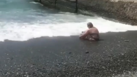 Туристка возмутила отдыхающих, подстригая ногти прямо на пляже