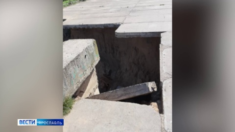 В Рыбинске под землю ушла часть площади перед домом культуры