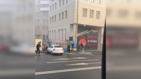 Пивший в баре до утра водитель наехал на людей, протаранил маршрутку и скрылся. Видео