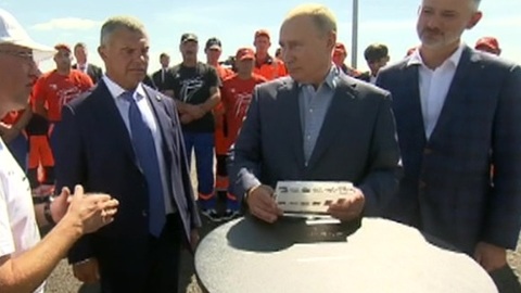 Путину подарили килограмм асфальтобетона