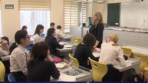 Тюменские 11-классники вернулись за парты в школу