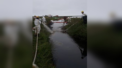 Разлив нефти ликвидируют на Сахалине