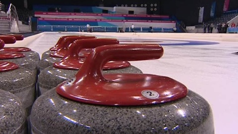 В Красноярске начали заливать лед для чемпионата по керлингу