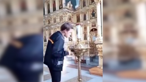 На прикурившего от алтарной свечи юношу завели уголовное дело, несмотря на его извинения
