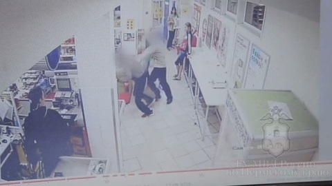 В Перми спор посетителей супермаркета о правилах этикета закончился ударом отвертки