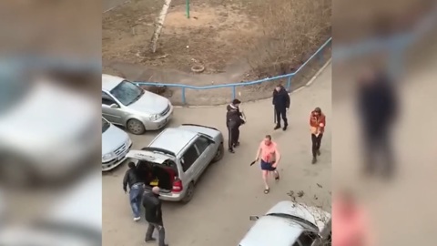 Пьяный с мачете отправил в больницу отца мешавшего ему ребенка. Видео
