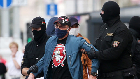 В Минске протестующие и силовики в штатском устроили стычку у здания КГБ