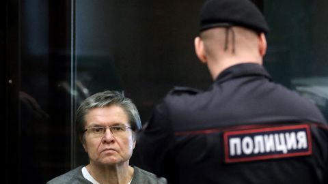 С Улюкаева хотят взыскать чуть меньше двух тысяч рублей