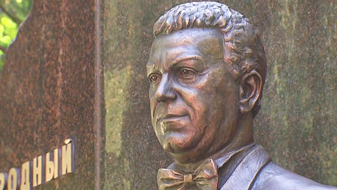 Неизвестные "заминировали" памятник на могиле Иосифа Кобзона