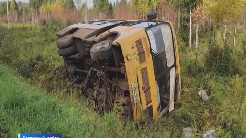На кузбасской трассе перевернулся вахтовый автобус