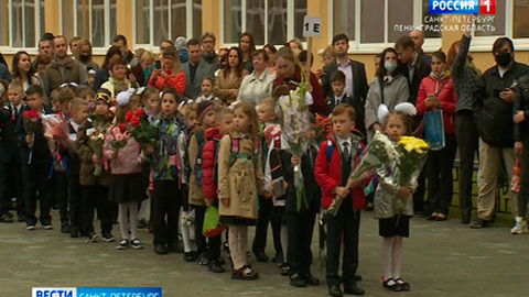 Родителей петербургских школьников впервые не пустили на торжественную линейку