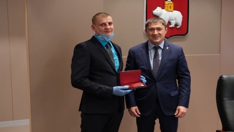 Глава Прикамья вручил награду пермяку, спасшему из горящего дома четырех человек