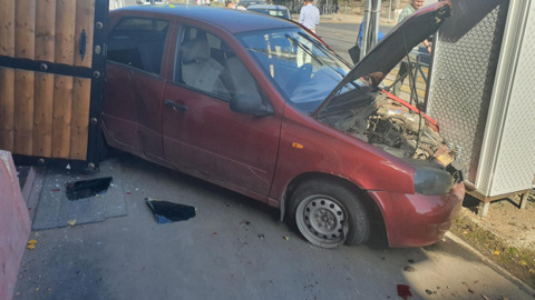 В Самаре автомобиль врезался в столб и в дверь магазина