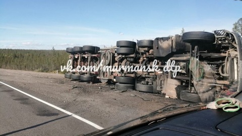 В Мурманской области на трассе опрокинулась автоцистерна
