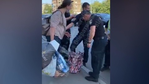 У многодетной матери забрали грудничка, которого она носила в хозяйственной сумке