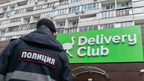 В Москве курьер предложил клиентке провести "полчасика вместе", пока мужа нет дома
