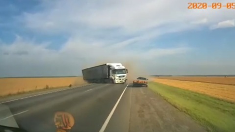 В Свердловской области опасный обгон закончился смертельным ДТП с фурой. Видео