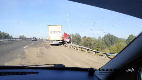 На трассе М-5 под Уфой столкнулись три автомобиля: есть жертвы
