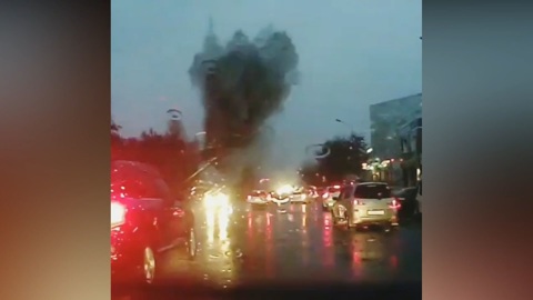 "Как атомная война": момент прорыва теплотрассы во Владивостоке сняли на видео