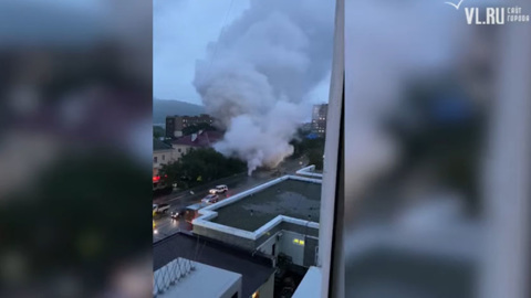 Выбило окна, повредило машины: во Владивостоке прорвало теплотрассу