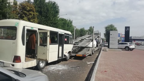 В Ростове пассажирский микроавтобус въехал в автовоз, есть пострадавшие