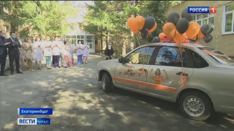 Футболист "Урала" подарил горбольнице автомобиль для выездов к пациентам