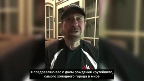 Вмешательство Чака: вышедшие в тираж звезды подрабатывают онлайн-поздравлениями