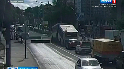 Барьер не взял: в Петербурге автобус-гармошка повис на препятствии у переезда