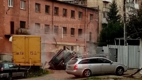 Рухнул под землю. На Урале грузовик провалился в огромную яму