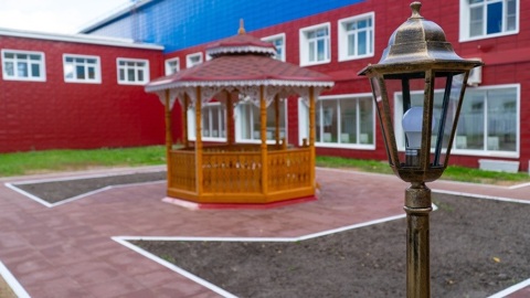 В Кирове благодарный пациент больницы построил своими руками беседку для учреждения