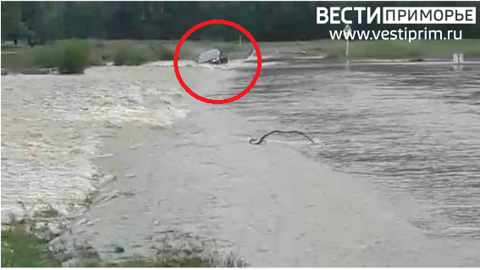 Поток воды смыл иномарку с трассы в центральном Приморье, обошлось без жертв