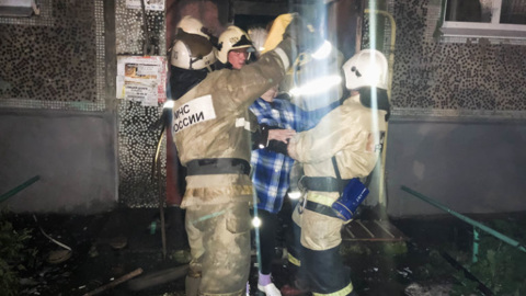 Сотрудники МЧС спасли 10 человек на пожаре в Омске