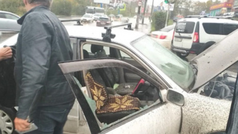 Спасших водителя из горящего автомобиля в Иркутске ищут сотрудники МЧС